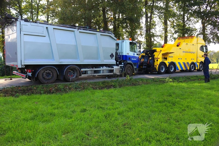 Vrachtwagen raakt van de weg en komt in greppel tot stilstand