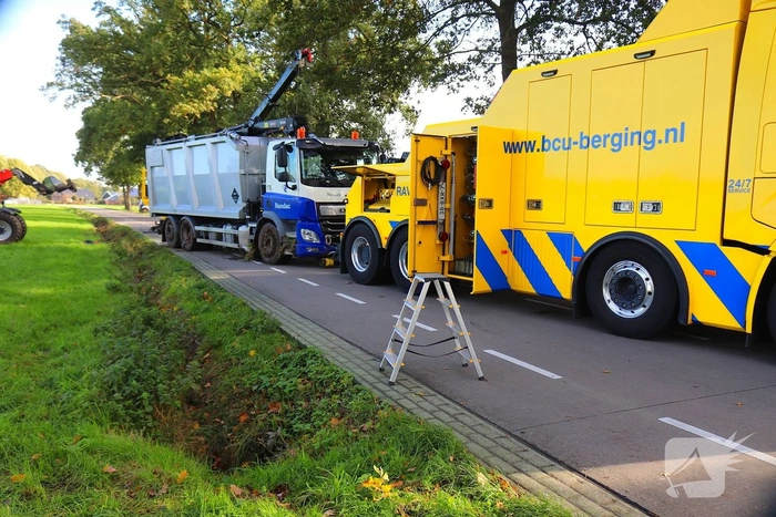 Vrachtwagen raakt van de weg en komt in greppel tot stilstand
