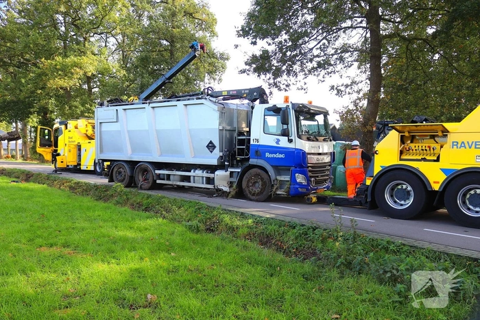 Vrachtwagen raakt van de weg en komt in greppel tot stilstand