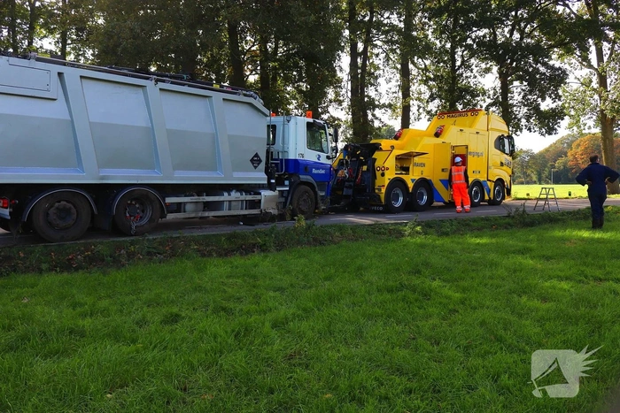 Vrachtwagen raakt van de weg en komt in greppel tot stilstand