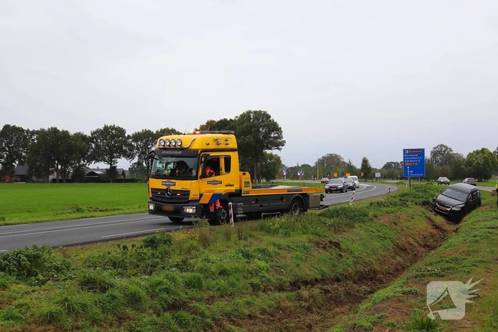Bestuurster verliest controle en belandt in greppel