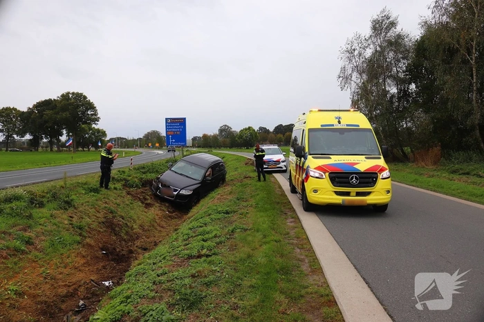 Bestuurster verliest controle en belandt in greppel