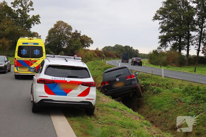 Bestuurster verliest controle en belandt in greppel
