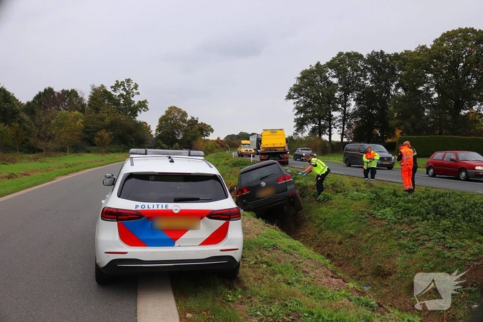 Bestuurster verliest controle en belandt in greppel