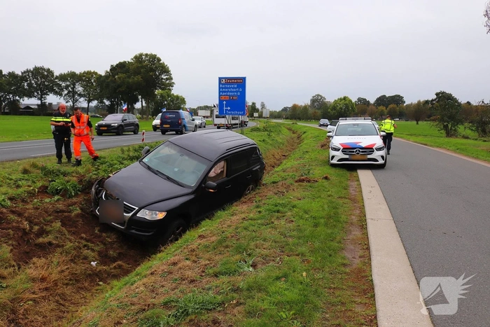 Bestuurster verliest controle en belandt in greppel