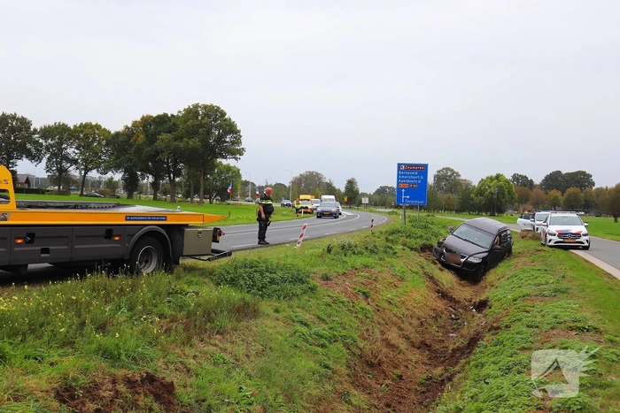 Bestuurster verliest controle en belandt in greppel