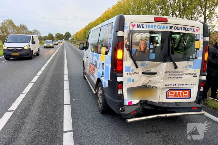 Botsing tussen bestelbussen zonder gewonden