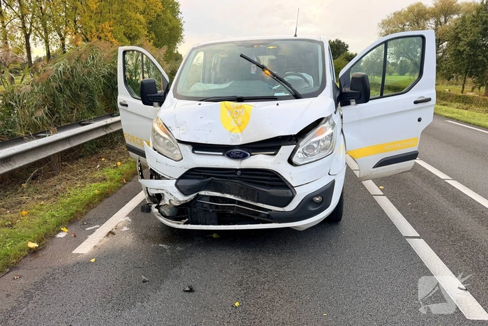 Botsing tussen bestelbussen zonder gewonden