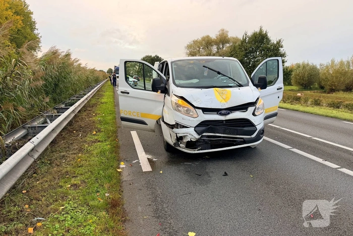 Botsing tussen bestelbussen zonder gewonden