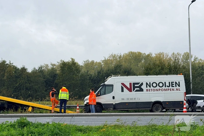 Bestelbus botst op voorganger bij stoplicht