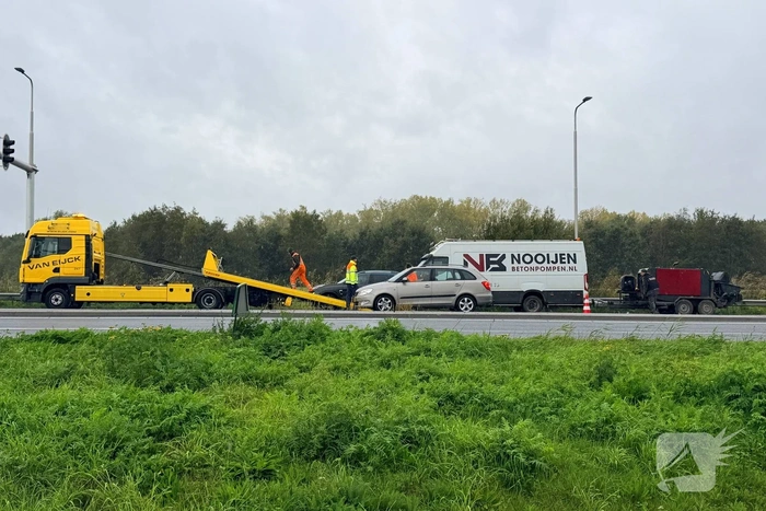 Bestelbus botst op voorganger bij stoplicht