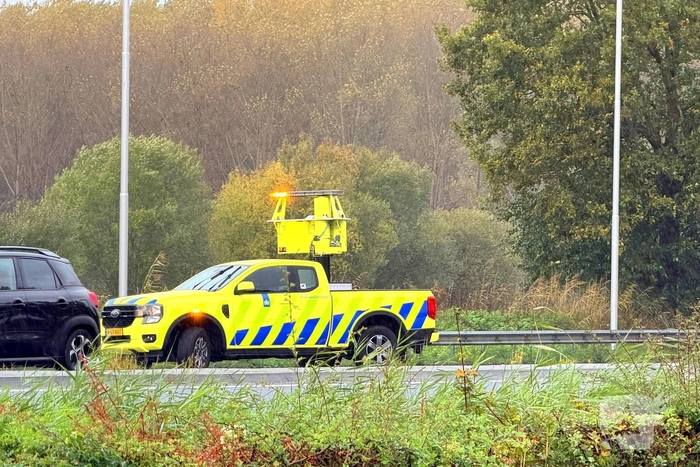 Bestelbus botst op voorganger bij stoplicht