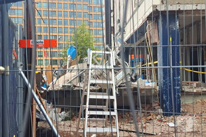 Muur van slooppand stort naar beneden