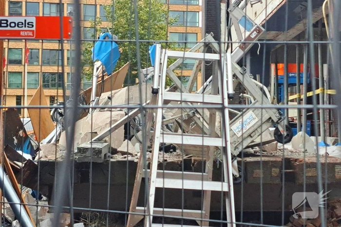 Muur van slooppand stort naar beneden