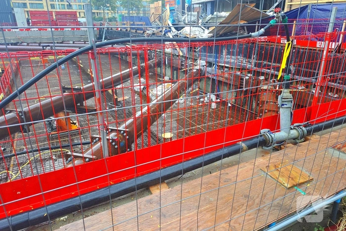 Muur van slooppand stort naar beneden