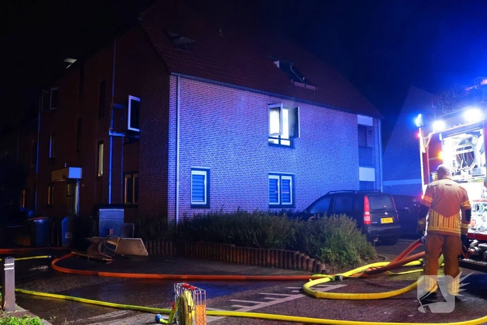 Explosie leidt tot grote brand in appartementencomplex