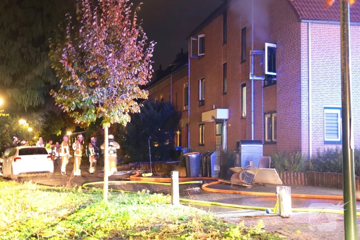 Explosie leidt tot grote brand in appartementencomplex
