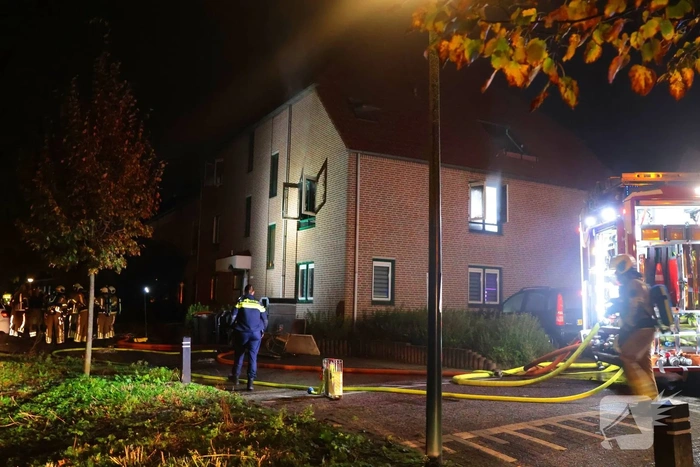 Explosie leidt tot grote brand in appartementencomplex