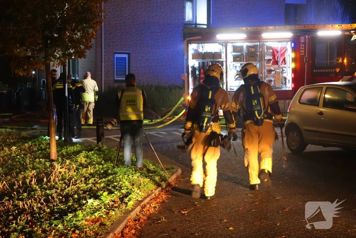 Explosie leidt tot grote brand in appartementencomplex