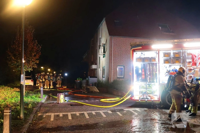 Explosie leidt tot grote brand in appartementencomplex