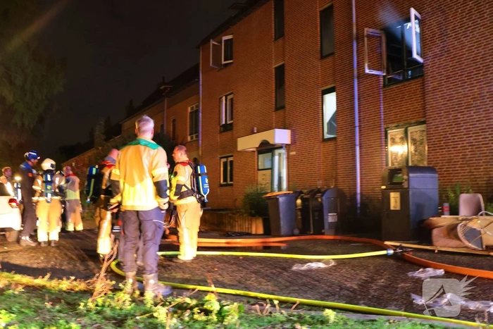 Explosie leidt tot grote brand in appartementencomplex