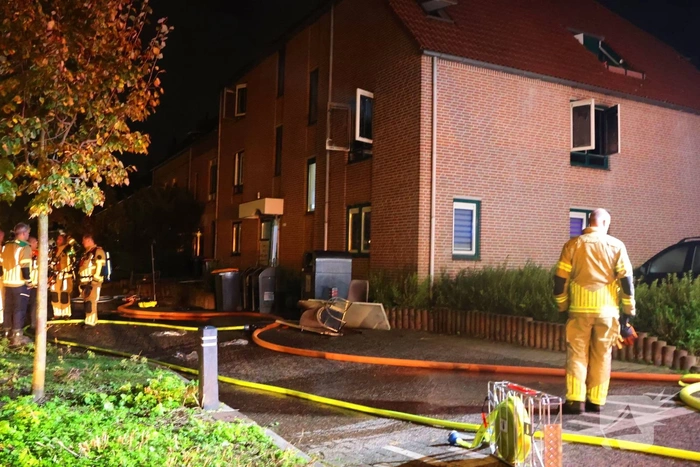 Explosie leidt tot grote brand in appartementencomplex