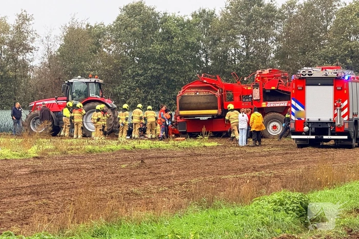 Man bekneld in aardappelrooier