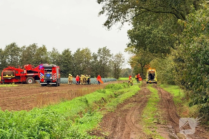 Man bekneld in aardappelrooier
