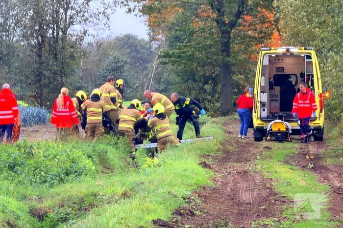 Man bekneld in aardappelrooier
