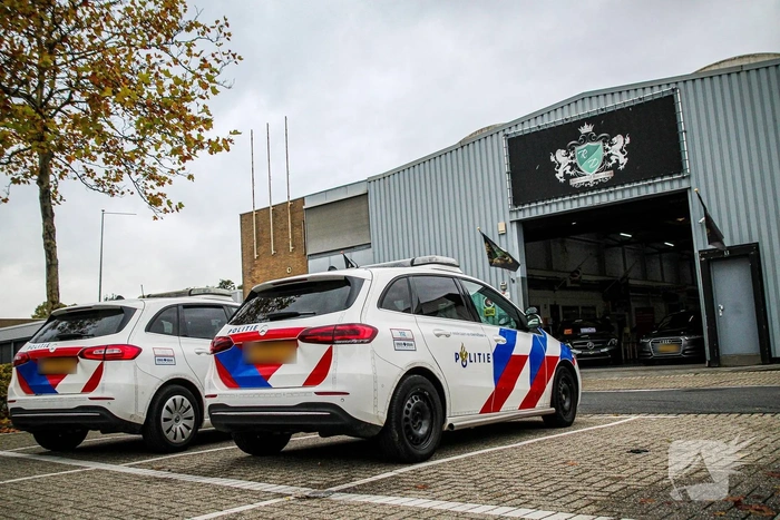 Overval op autobedrijf met dreiging vuurwapen