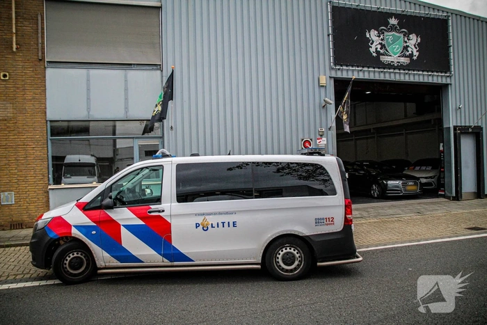 Overval op autobedrijf met dreiging vuurwapen