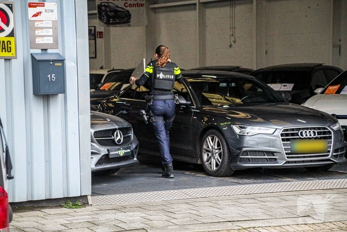 Overval op autobedrijf met dreiging vuurwapen
