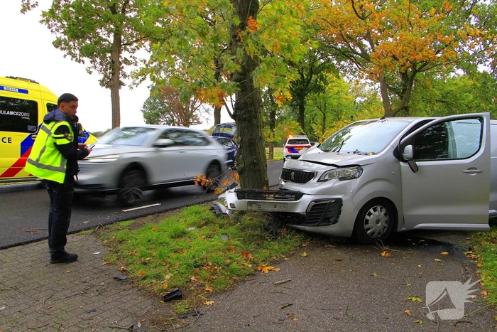 Ongeval tussen busje en auto
