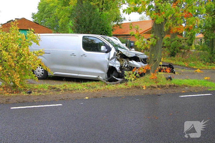 Ongeval tussen busje en auto