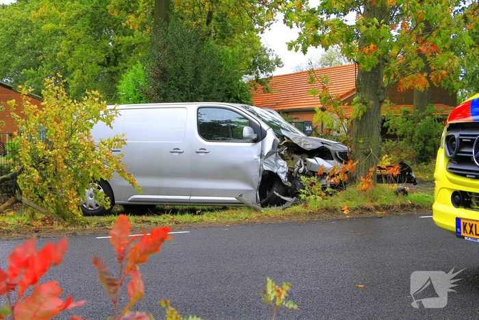 Ongeval tussen busje en auto