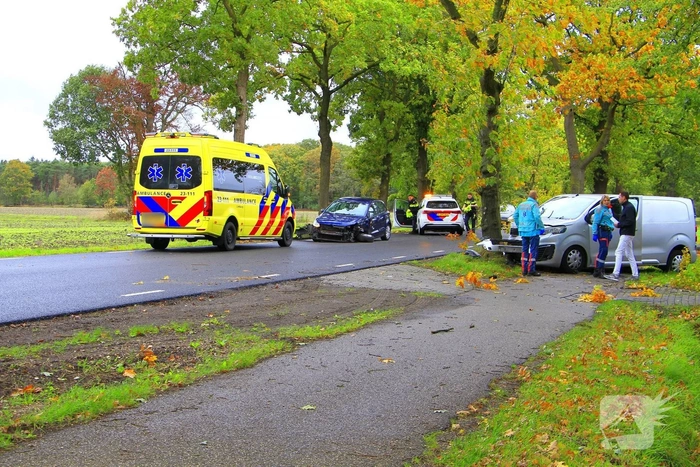 Ongeval tussen busje en auto