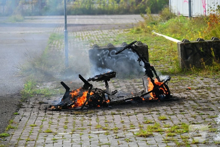 Brommer in vlammen, brandweer snel ter plaatse