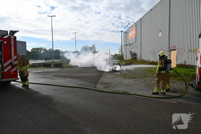 Brommer in vlammen, brandweer snel ter plaatse