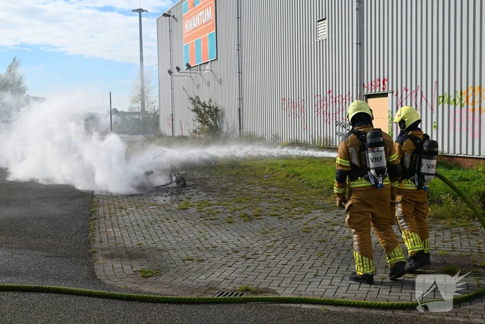 Brommer in vlammen, brandweer snel ter plaatse