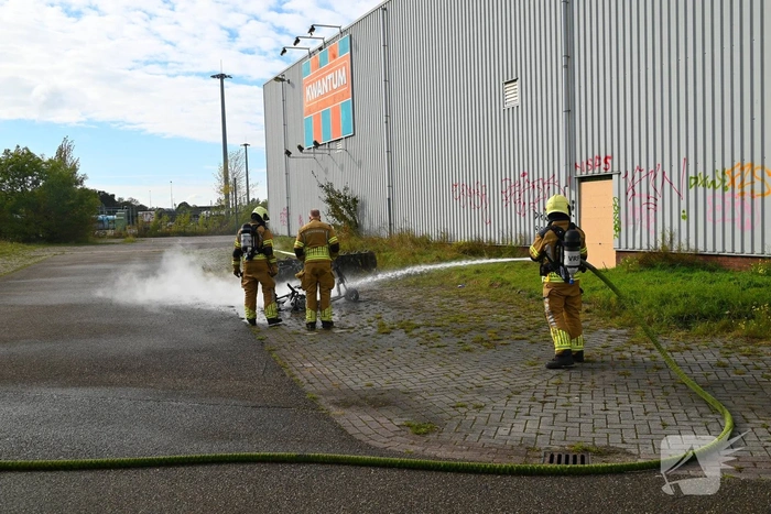 Brommer in vlammen, brandweer snel ter plaatse