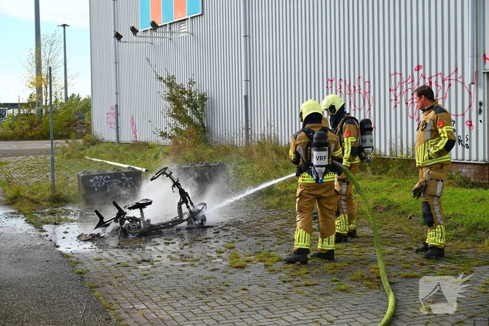 Brommer in vlammen, brandweer snel ter plaatse