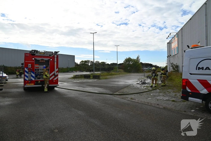 Brommer in vlammen, brandweer snel ter plaatse