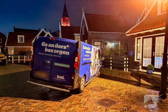 Bestelbus maakt ongeluk in bocht bij water