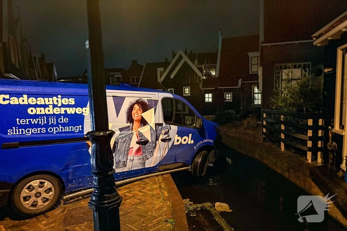 Bestelbus maakt ongeluk in bocht bij water
