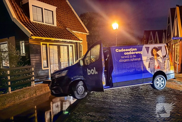 Bestelbus maakt ongeluk in bocht bij water