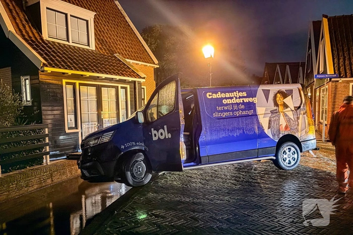 Bestelbus maakt ongeluk in bocht bij water