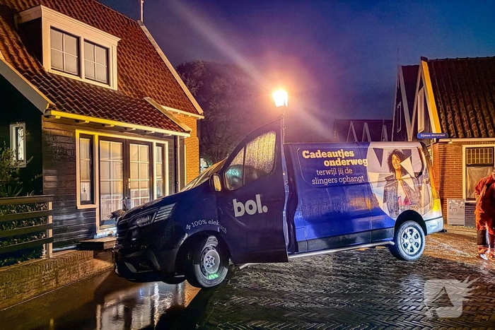 Bestelbus maakt ongeluk in bocht bij water