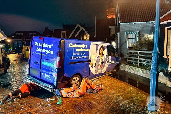 Bestelbus maakt ongeluk in bocht bij water