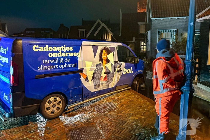 Bestelbus maakt ongeluk in bocht bij water