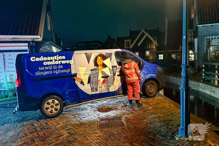 Bestelbus maakt ongeluk in bocht bij water